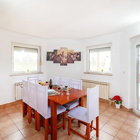 Сasa de vacaciones Cozy In With Kitchen Posedarje
