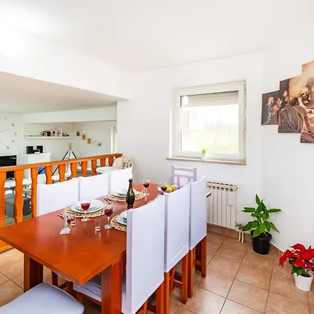 Сasa de vacaciones Cozy In With Kitchen Posedarje